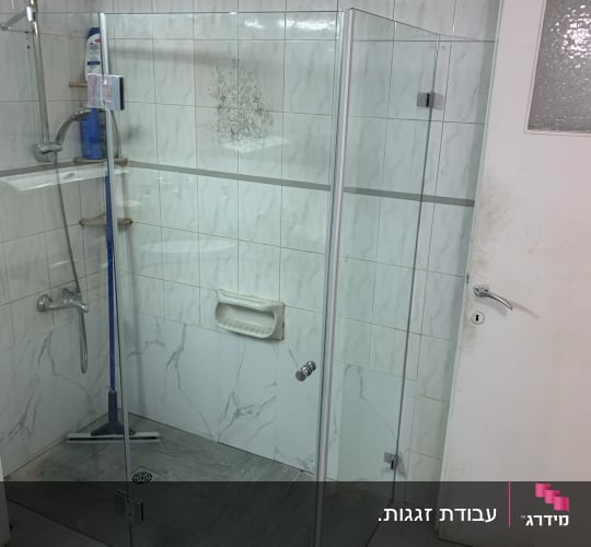 מקלחון זכוכית עם דלת זכוכית שקופה